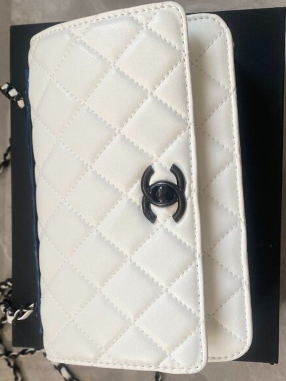 Chanel diamond-pattern crossbody bag or shoulder bag